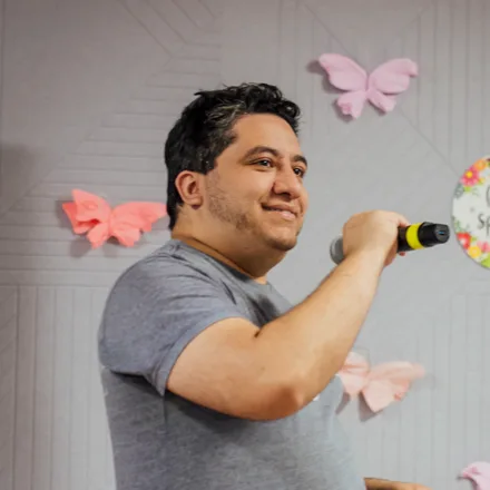 Jean Lucas Lima speaking into a microphone.